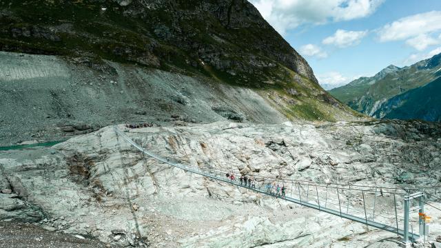 Passerelle de Corbassière, trait d'union entre la cabane de Brunet et celle de Panossière, qui mène à la cabane FXB Panossière au pied des Combins