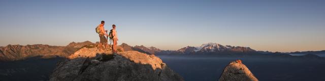 Coucher du soleil au sommet de la Pierre Avoi avec vue sur les Alpes