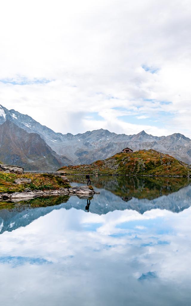 Lac et cabane de Louvie dans la région de Verbier