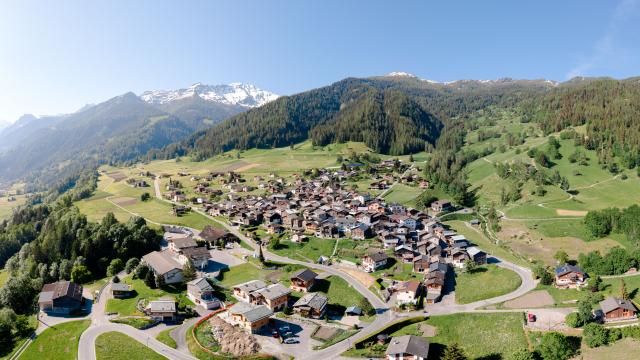 Vue aérienne du village de Bruson