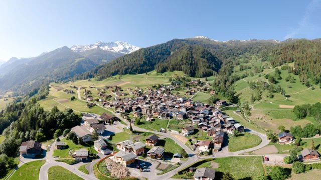 Vue aérienne du village de Bruson