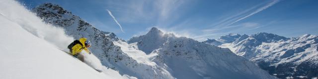 Ski freeride au Mont-Gelé avec vue sur le Bec des Rosses, la Chaux, le massif des Combins.