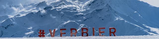 Lettres Verbier avec vue sur les montagnes