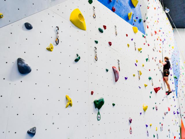 Escalade au mur de grimpe du Centre Sportif de Verbier.