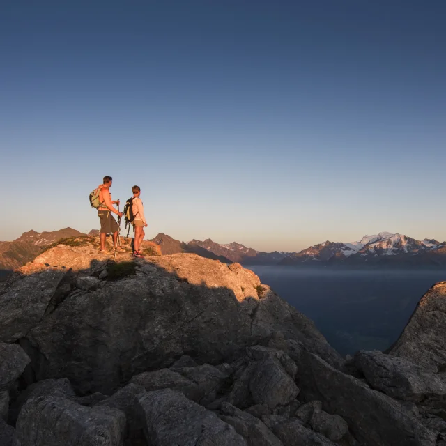 Coucher du soleil au sommet de la Pierre Avoi avec vue sur les Alpes