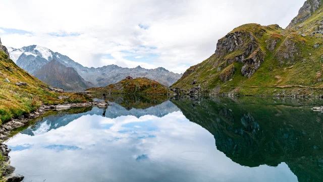 Lac et cabane de Louvie dans la région de Verbier