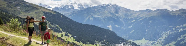 Randonnée en famille, sur le bisse à Verbier